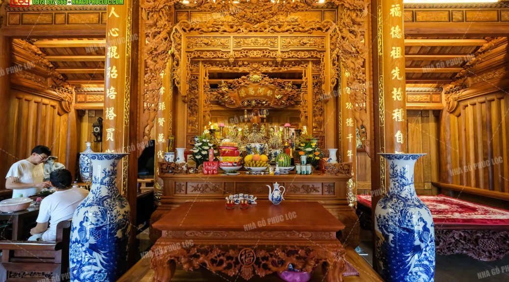 Gian giữa nhà gỗ 3 gian thường là nơi thờ phụng tổ tiên 