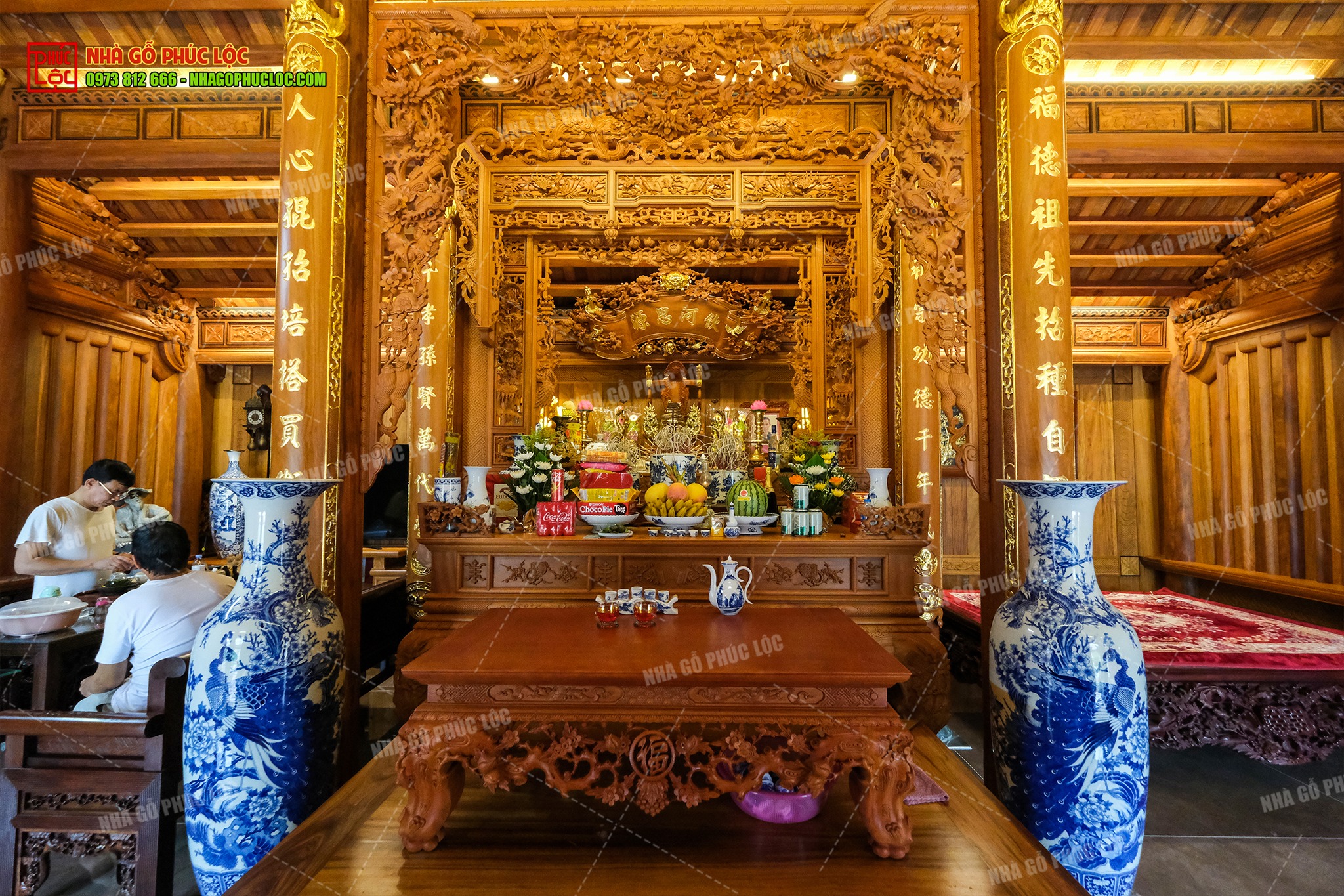 Gian giữa nhà gỗ 3 gian thường là nơi thờ phụng tổ tiên
